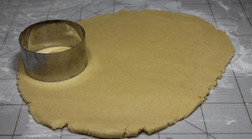 Фото приготовления рецепта: Песочные кольца с орехами, шаг №5