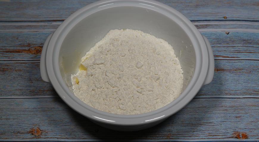 Фото приготовления рецепта: Песочные кольца с орехами, шаг №2