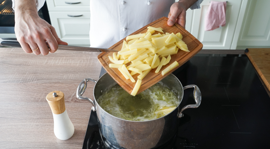 Постные щи из свежей капусты, добавьте картофель