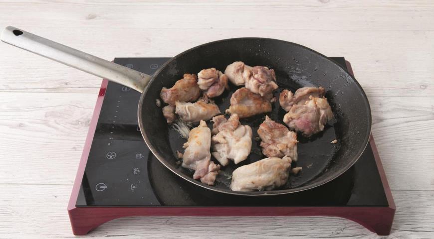 Фото приготовления рецепта: Зеленое тайское карри из курицы, шаг №4