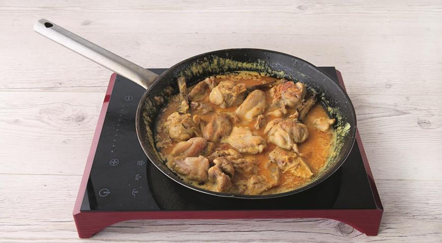 Фото приготовления рецепта: Зеленое тайское карри из курицы, шаг №5