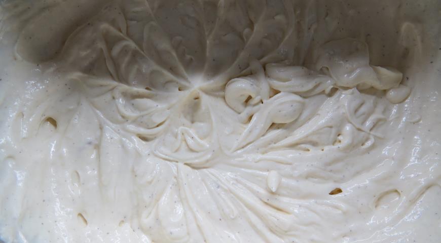 Фото приготовления рецепта: Творожный пирог с клубникой, шаг №8