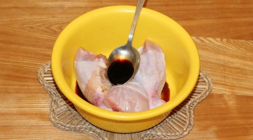 Пряная тыква с курицей, полить голени соусом терияки