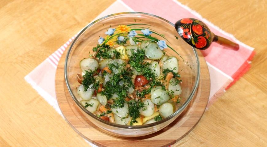 Картофельный салат с маринованными опятами, смешать салат