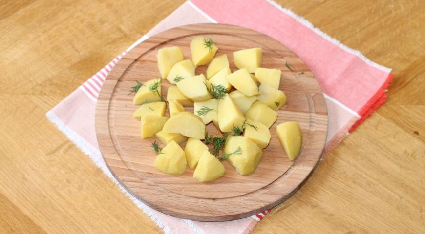 Картофельный салат с маринованными опятами, нарезать картофель