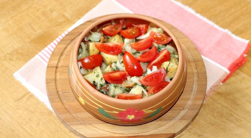 Картофельный салат с маринованными опятами, заправить салат