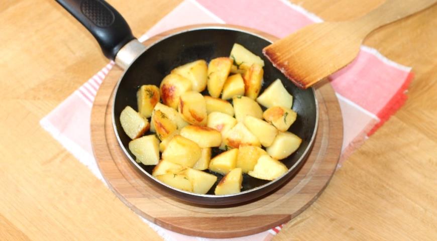 Картофельный салат с маринованными опятами, обжарить картофель