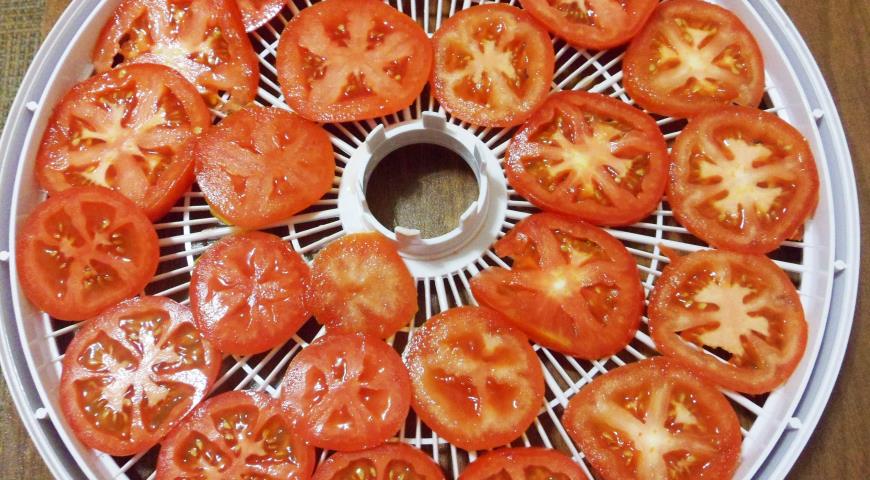Овощной бульон на зиму - приправа из сушеных овощей и зелени, помидоры нарезать тонкими кружками