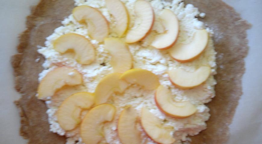Фото приготовления рецепта: Галета с творогом, яблоками и кизилом, шаг №10