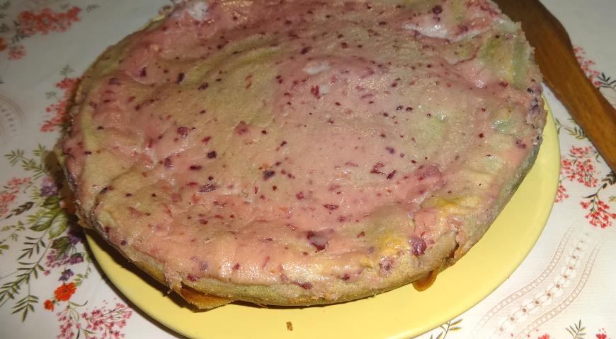 Фото приготовления рецепта: Блинчатый пирог с творогом и клюквой, шаг №10