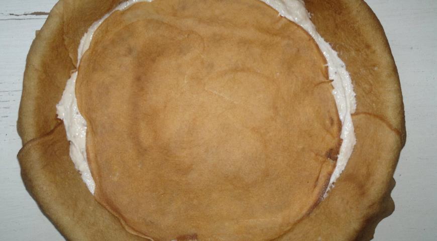 Фото приготовления рецепта: Блинчатый пирог с творогом и клюквой, шаг №9