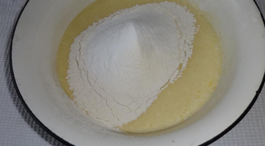 Фото приготовления рецепта: Блинчатый пирог с творогом и клюквой, шаг №2