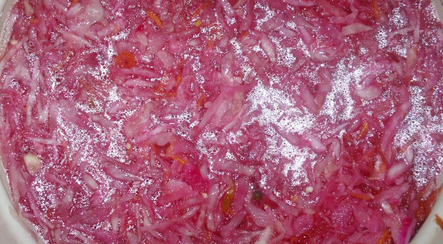 Фото приготовления рецепта: Капуста в остром маринаде со свёклой и морковью, шаг №9