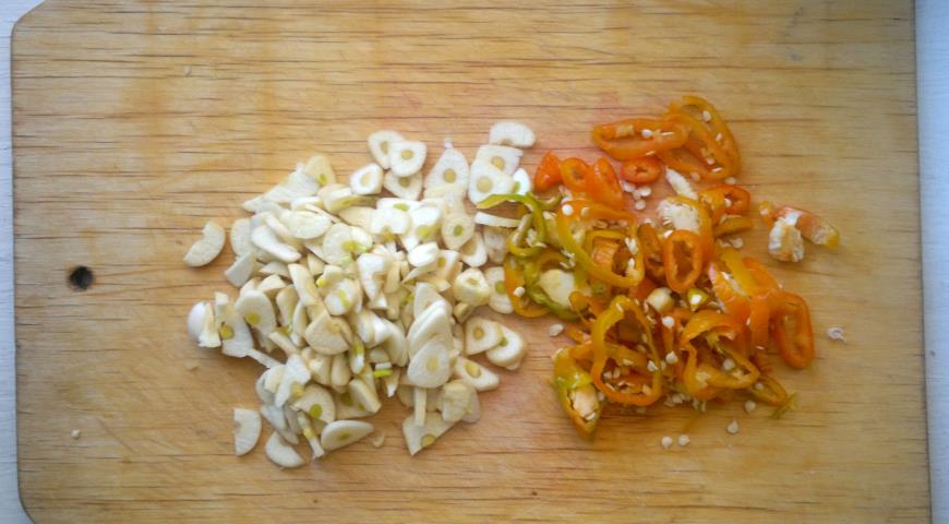 Фото приготовления рецепта: Капуста в остром маринаде со свёклой и морковью, шаг №4