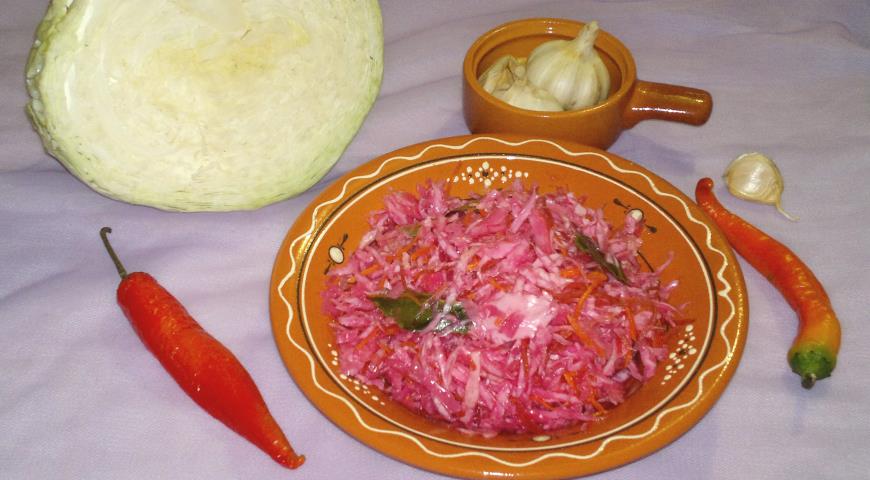 Фото приготовления рецепта: Капуста в остром маринаде со свёклой и морковью, шаг №10