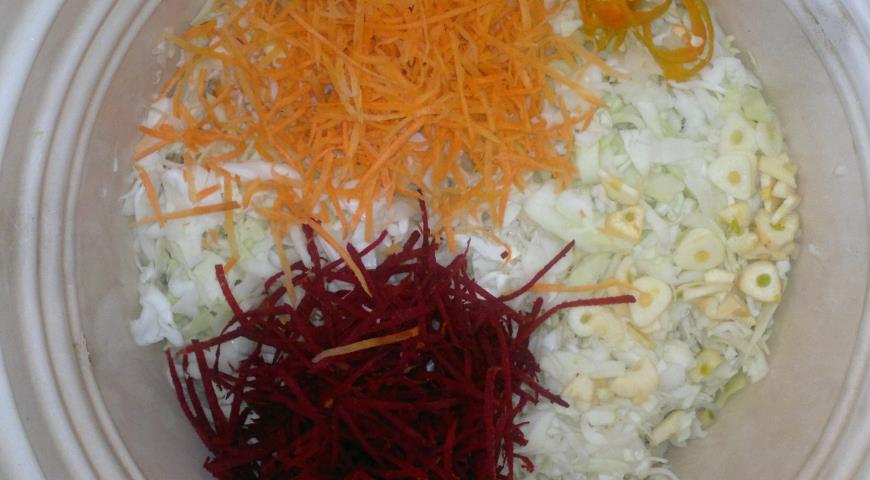 Фото приготовления рецепта: Капуста в остром маринаде со свёклой и морковью, шаг №5