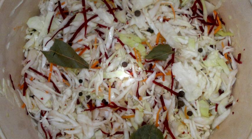 Фото приготовления рецепта: Капуста в остром маринаде со свёклой и морковью, шаг №6
