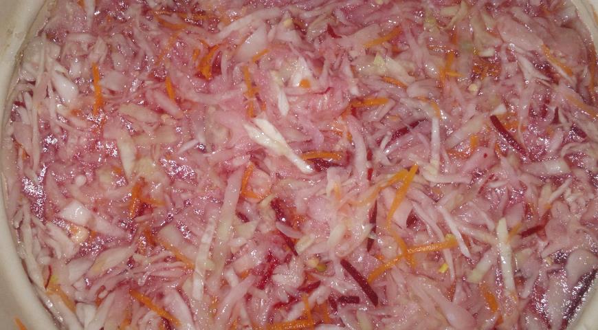 Фото приготовления рецепта: Капуста в остром маринаде со свёклой и морковью, шаг №8
