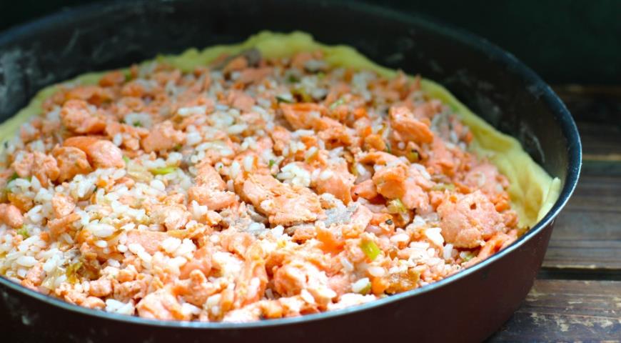 Фото приготовления рецепта: Пирог дрожжевой с рыбой и рисом, шаг №4