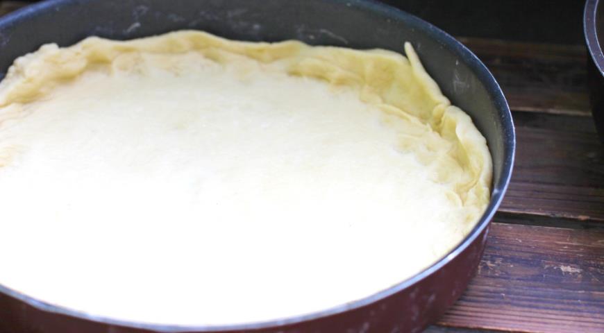 Фото приготовления рецепта: Пирог дрожжевой с рыбой и рисом, шаг №3