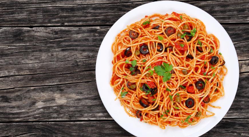 Спагетти с каперсами, томатами и оливками - мгновенный рецепт